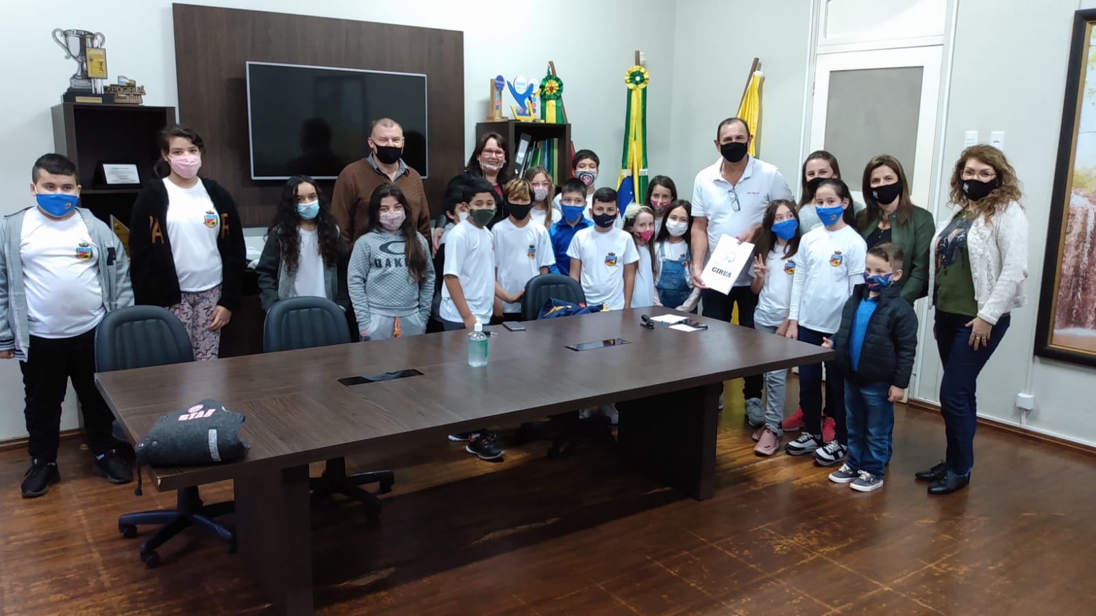 Direção e alunos da EMEF José João Bisognin visitam o gabinete do prefeito